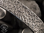 Titan-Armreif mit Hammerschlag-Muster