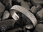 Titan-Armreif mit Hammerschlag