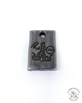 Schlüsselanhänger aus massivem Eisen mit geprägtem Motiv, Vorderansicht auf weißem Hintergrund