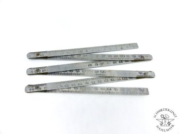 Alter Aluminium-Meterstab Nr. 1