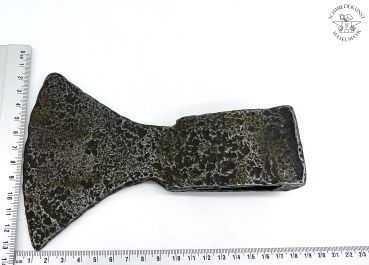 Axtkopf Draufsicht auf weissem Hintergrund mit zwei Linealen