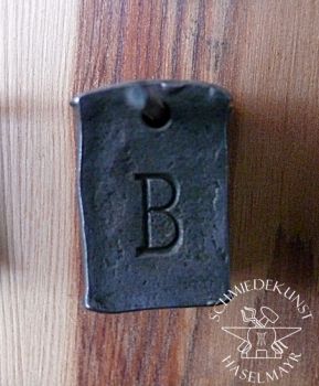 Buchstabe-B-Anhänger Eisen geschmiedet Blockschrift