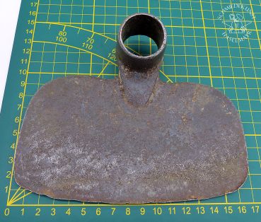 Alte Gartenhacke auf Matte mit Maßen Draufsicht