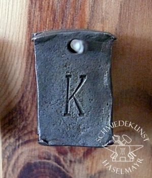 Buchstabe-K-Anhänger Eisen geschmiedet Blockschrift