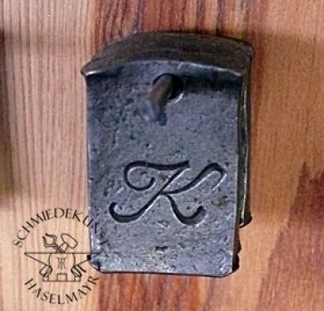 Buchstabe-K-Anhänger Eisen geschmiedet Schreibschrift