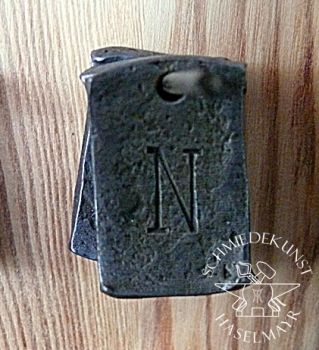 Buchstabe-N-Anhänger Eisen geschmiedet Blockschrift