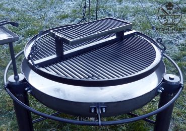 Preview: Großer Schwenkgrill auf grüner Wiese im Freien