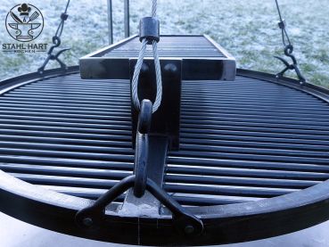 Großer Schwenkgrill auf grüner Wiese im Freien