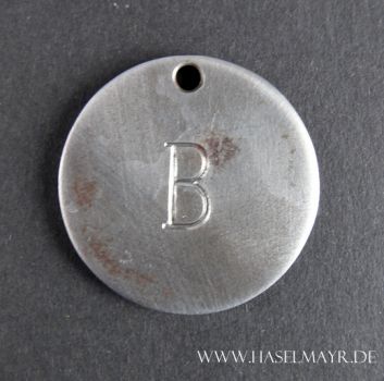 Anhänger aus Eisen rund (groß): Buchstabe "B"