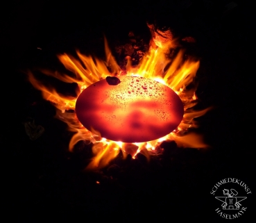 Der Pfannenboden wird im Feuer auf ca. 1000 C° erhitzt