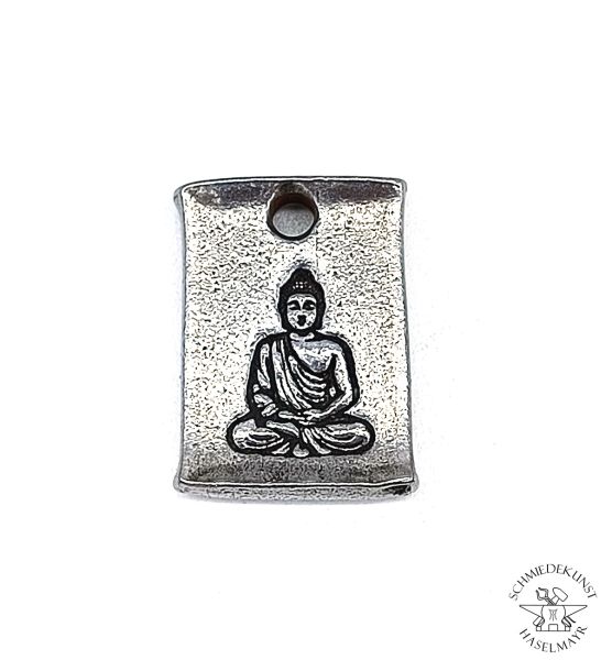 Schlüsselanhänger aus massivem Eisen mit geprägtem Motiv, Vorderansicht auf weißem Hintergrund