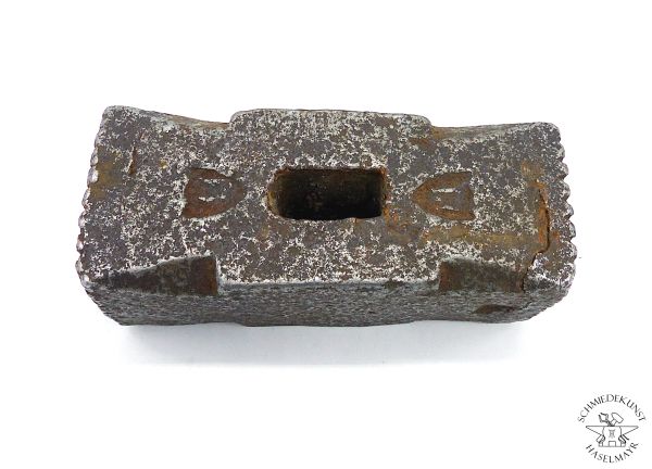 Gebrauchter Stockhammer-Kopf Nr. 6, massiver Hammerkopf ca. 2225 g mit deutlich erkennbaren Abnutzungsspuren, Altware ohne bekannten Hersteller, von oben auf weißem neutralem Hintergrund fotografiert