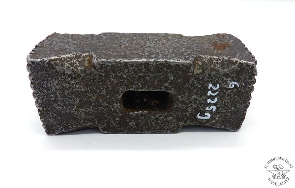 Gebrauchter Stockhammer-Kopf Nr. 6, schwerer Hammerkopf ca. 2225 g mit sichtbaren altersbedingten Gebrauchsspuren, als Altware ohne bekannten Hersteller, frontal auf weißem neutralem Hintergrund dargestellt.