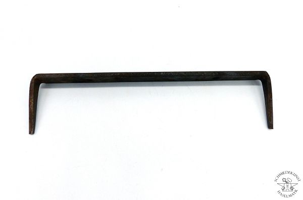 Draufsicht Krampe mit Patina auf weissem Hintergrund
