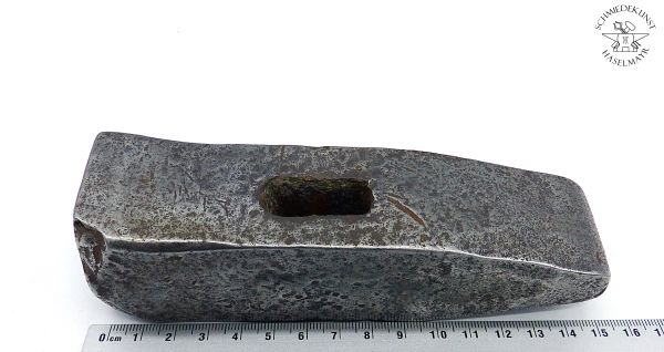 Alter Hammerkaopf auf weissem Hintergrund mit Lineal
