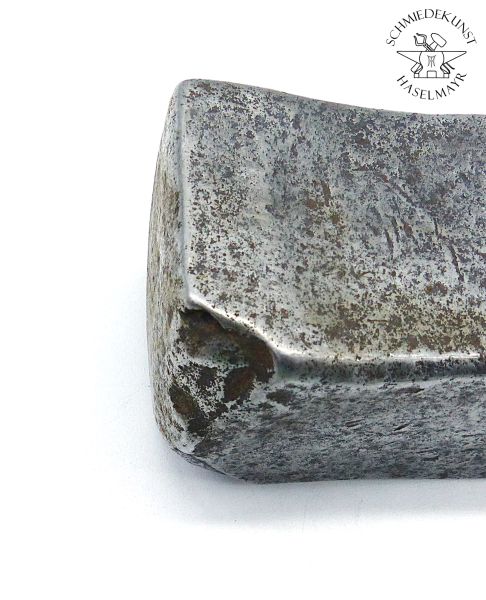 Ecke von altem Hammerkopf auf weissem Hintergrund