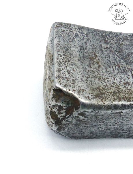 Ecke von altem Hammerkopf auf weissem Hintergrund