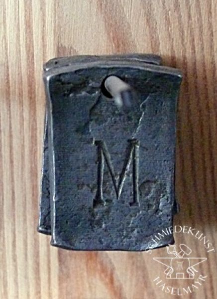 Buchstabe-M-Anhänger Eisen geschmiedet Blockschrift