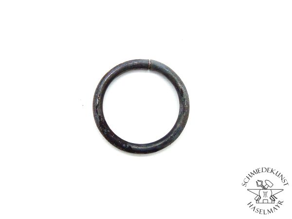 Handgeschmiedeter Eisenring mit Zunder Patina 26 x 4 mm