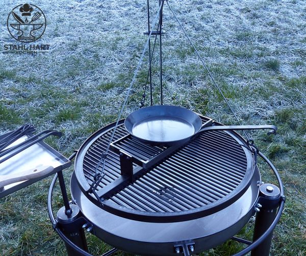 Großer Schwenkgrill auf grüner Wiese im Freien