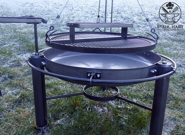 Großer Schwenkgrill auf grüner Wiese im Freien