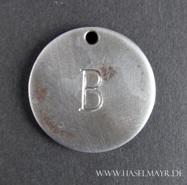 Anhänger aus Eisen rund (groß): Buchstabe "B"